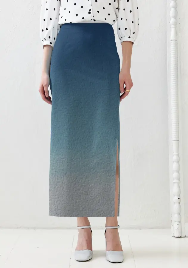 THE HORIZON OMBRÉ COLUMN SKIRT (XS, None)